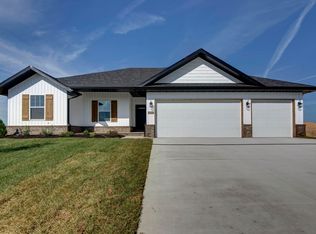 866 S Parkside Cir #127, Nixa, MO 65714