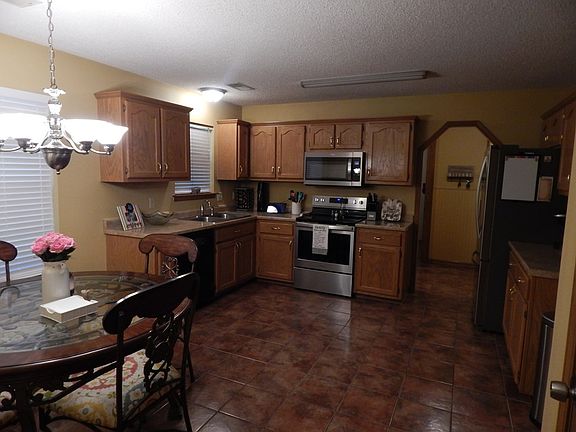 2nd image of 612 White Oak Dr