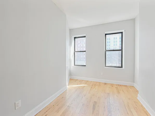 2243 Bathgate Avenue image 9 of 24