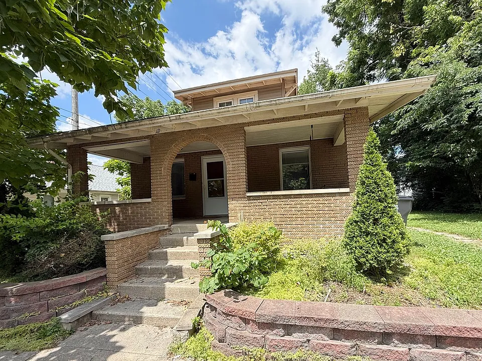 111 1/2 E Wylie St