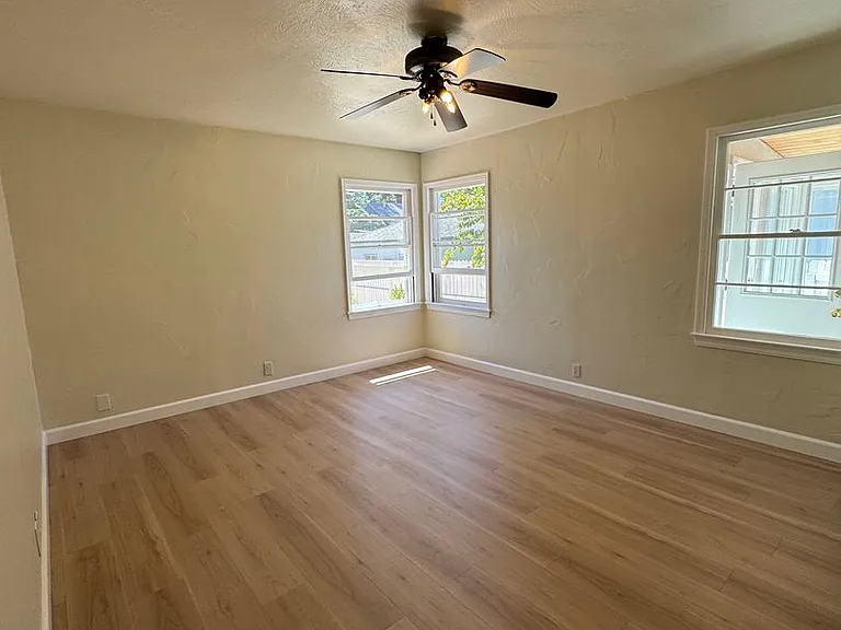 120 Columbia Ave — Photo 21