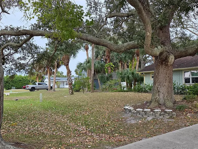 426 Tulip Dr — Photo 2
