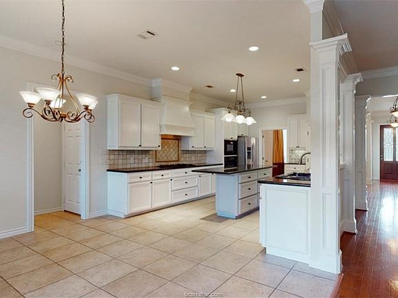 2nd image of 821 Plum Hollow Dr