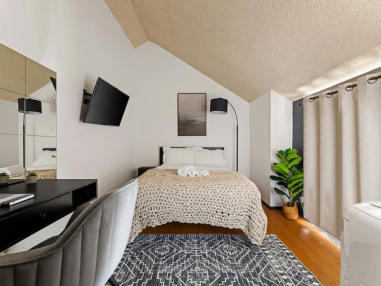 1823 Pelham Ave #6 — Photo 1