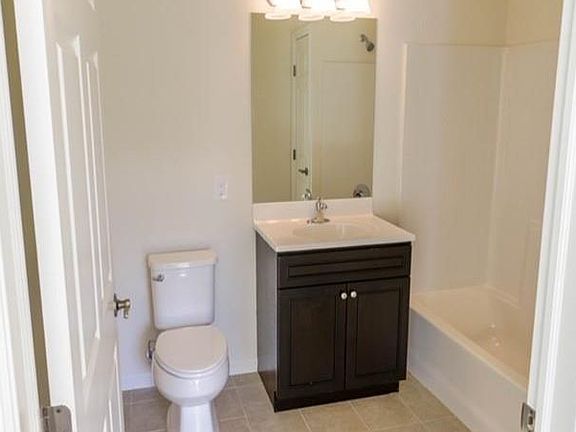 4th image of 46 Islip Ave #402