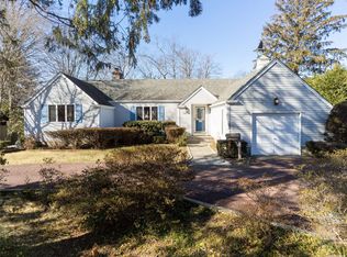 180 Suydam Ln, Bayport, NY 11705