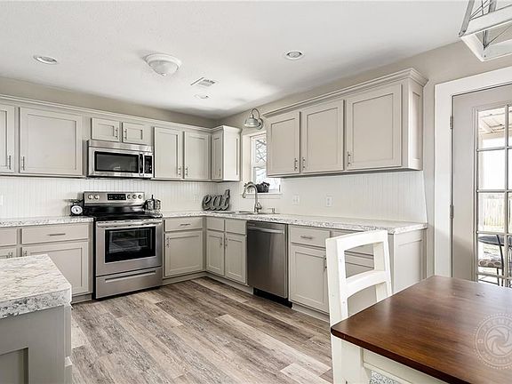 3rd image of 106 S 39th St