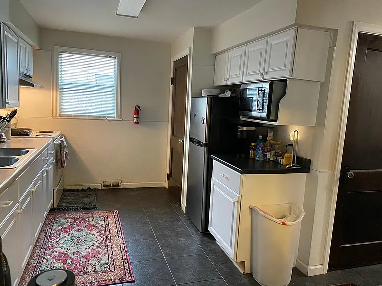 1105 E Maple Rd — Photo 8