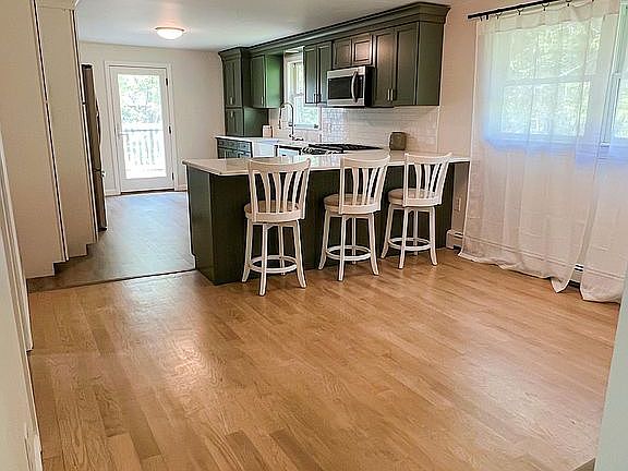 3rd image of 385 Broadlake Rd