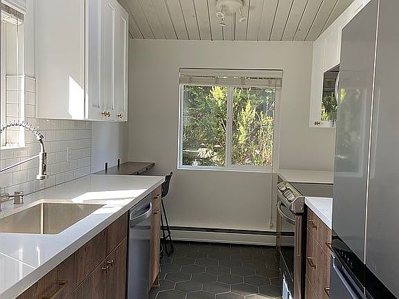 Kitchen (newly remodeled)