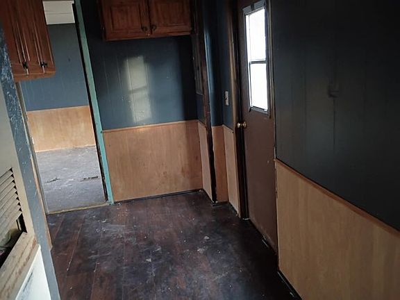 4th image of 713 N Linn St