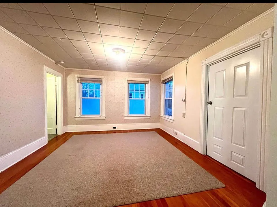 3 bed, $2,000 — Photo 2