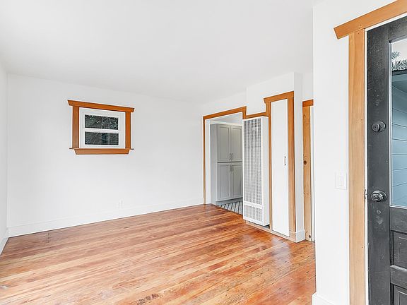 2nd image of 2308 Duane St