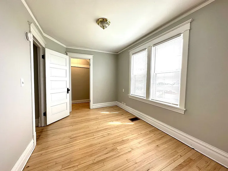 622 E 8th St — Photo 12