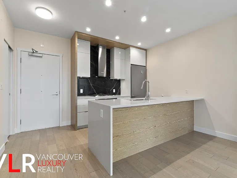 6733 Cambie St #303 — Photo 2