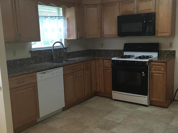 3rd image of 15805 Anamosa Dr