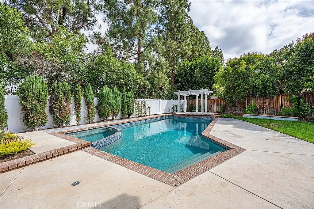 6 bed, 3354 sqft, $9,400 — Photo 4