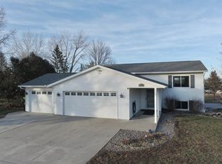 948 Larson Dr, Zumbrota, MN 55992
