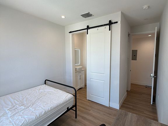 4th image of 3105 S Normandie Ave #B4-4s