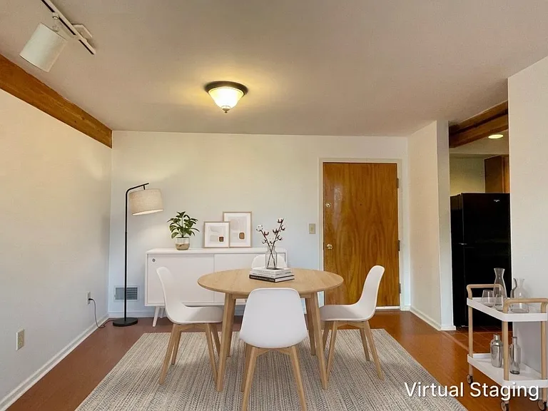Virtually Stag
ed Dining Area