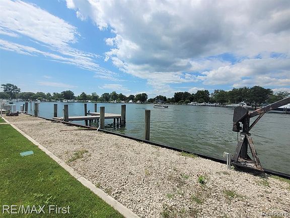 3rd image of 38025 Huron Pointe Dr