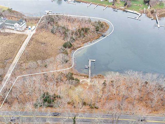 5th image of 265 Peconic Bay Blvd
