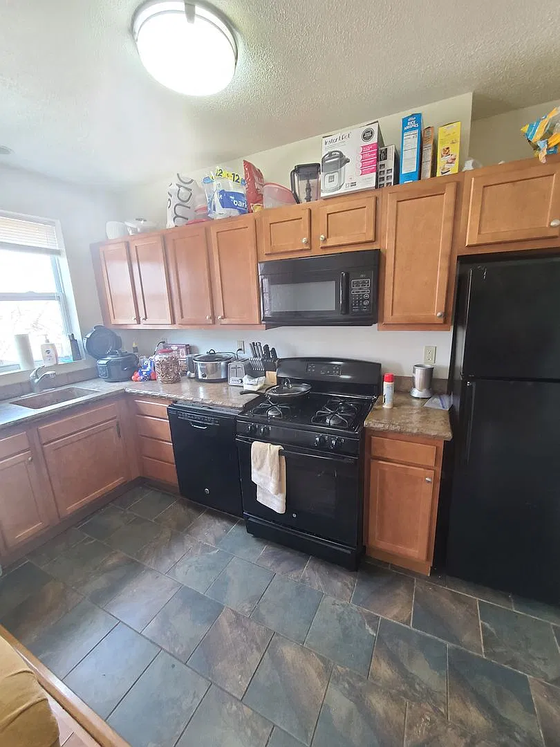 5bed/2bath House W/ Huge Front Yard And Deck! — Photo 3