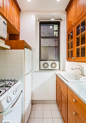 3rd image of 203-211 W 54th St