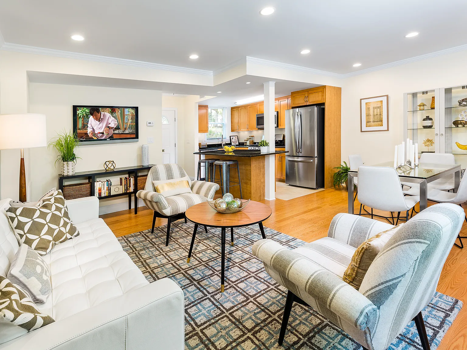 2 bed, 1.0 bath, 984 sqft, $3,820 — Photo 2