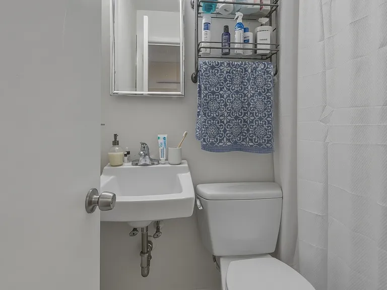 241 W Newton St #8 — Photo 7