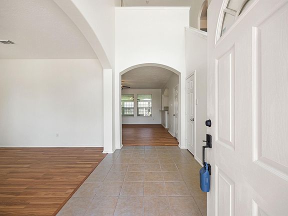 3rd image of 19226 Crescent Pass Dr