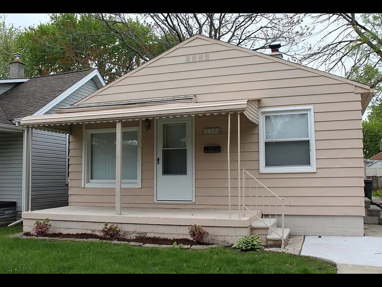 1835 Hanover St — Photo 1