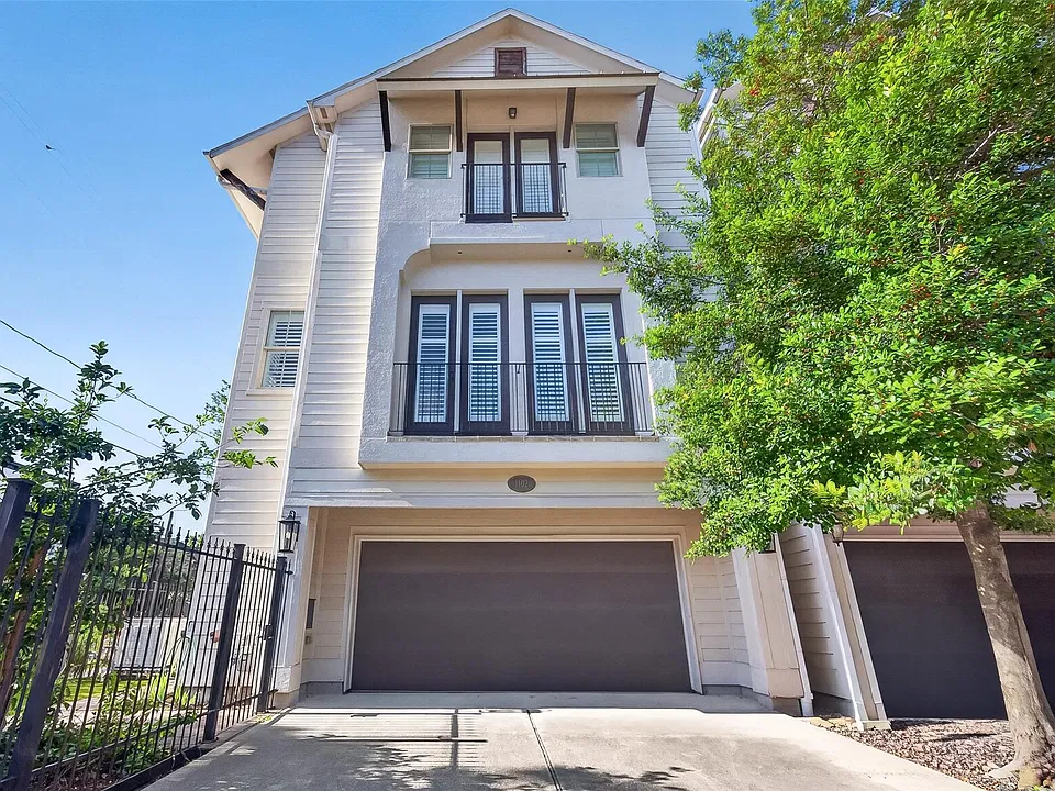 1102 W 15th St