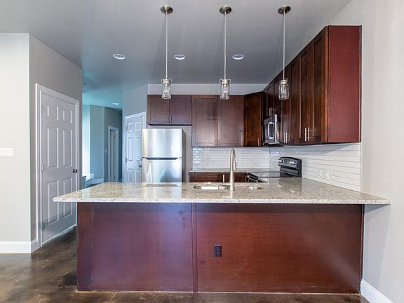 4th image of 5800 Club House Dr