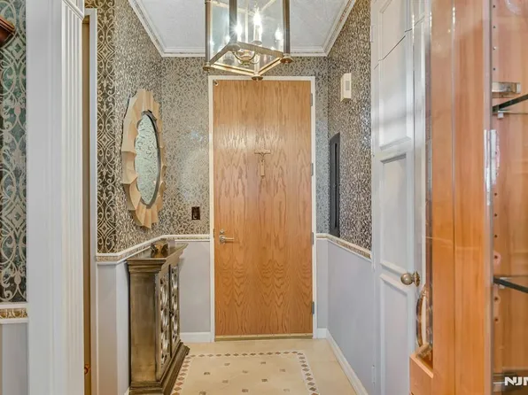 100 Carlyle Dr #C06b, Cliffside Park, NJ 07010