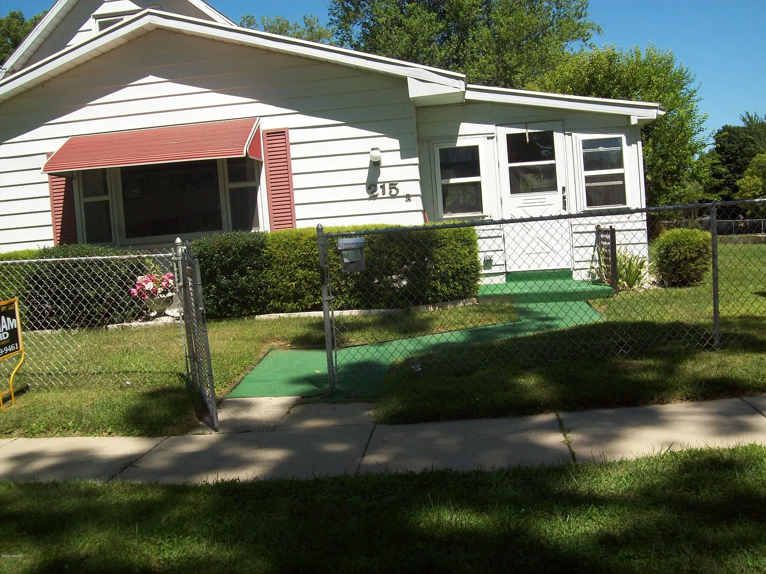 215 E Walnut St photo 1