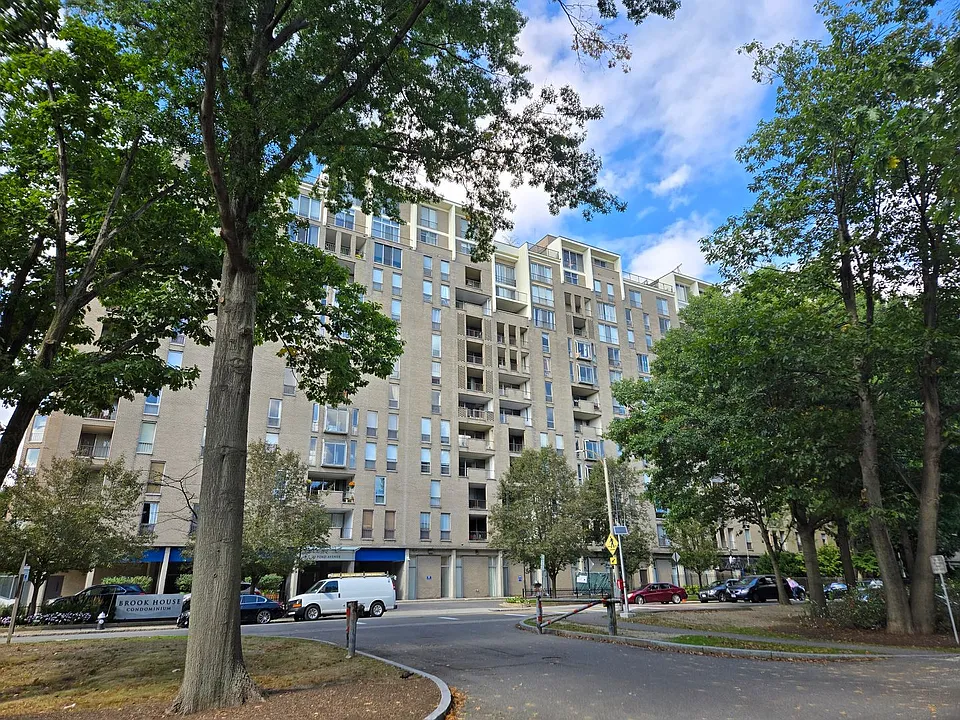 33 Pond Ave #913