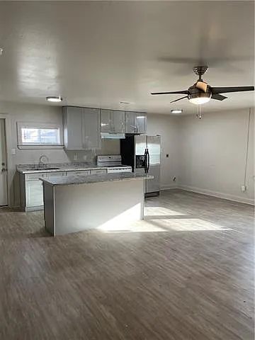 3 bed, 1.0 bath, 1100 sqft, $1,500 — Photo 2
