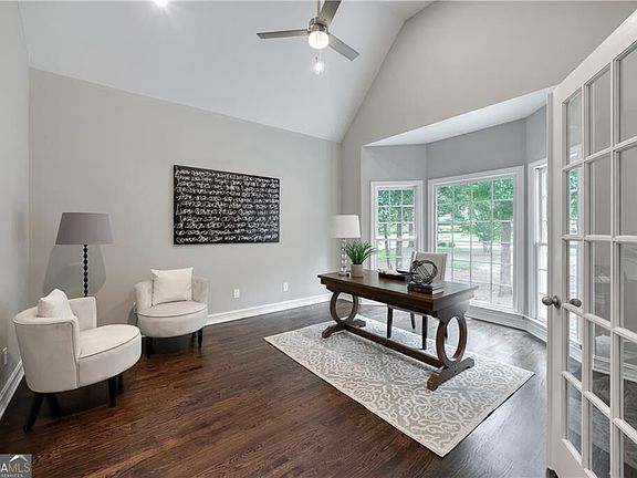 4th image of 303 Broadmoor Way