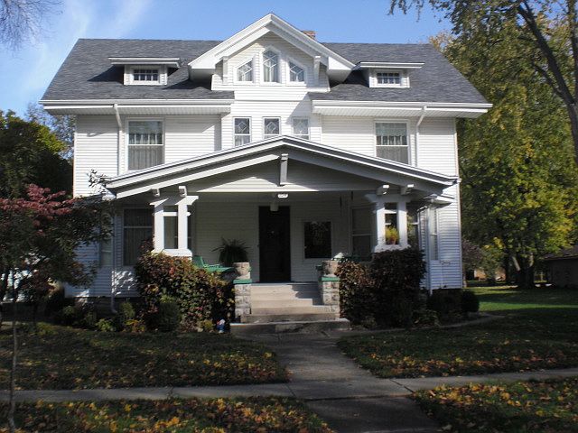 1st image of 104 E Hickory St