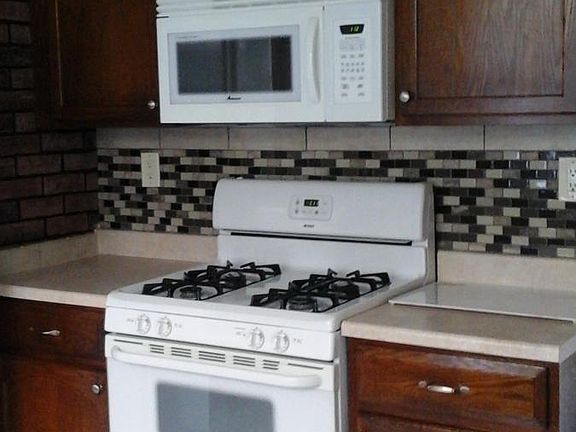 Kitchen w/strove