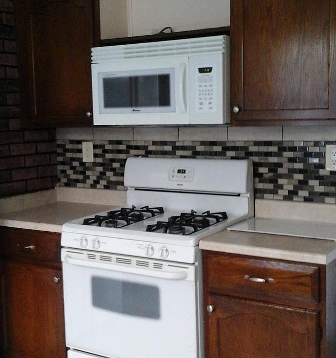 Kitchen w/strove