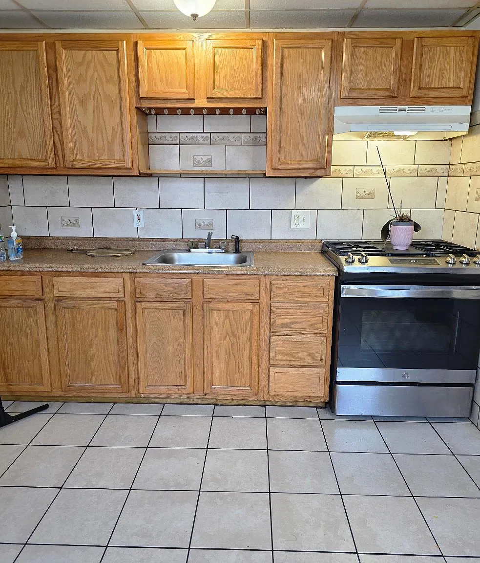 4 bed, 1300 sqft, $1,700 — Photo 2
