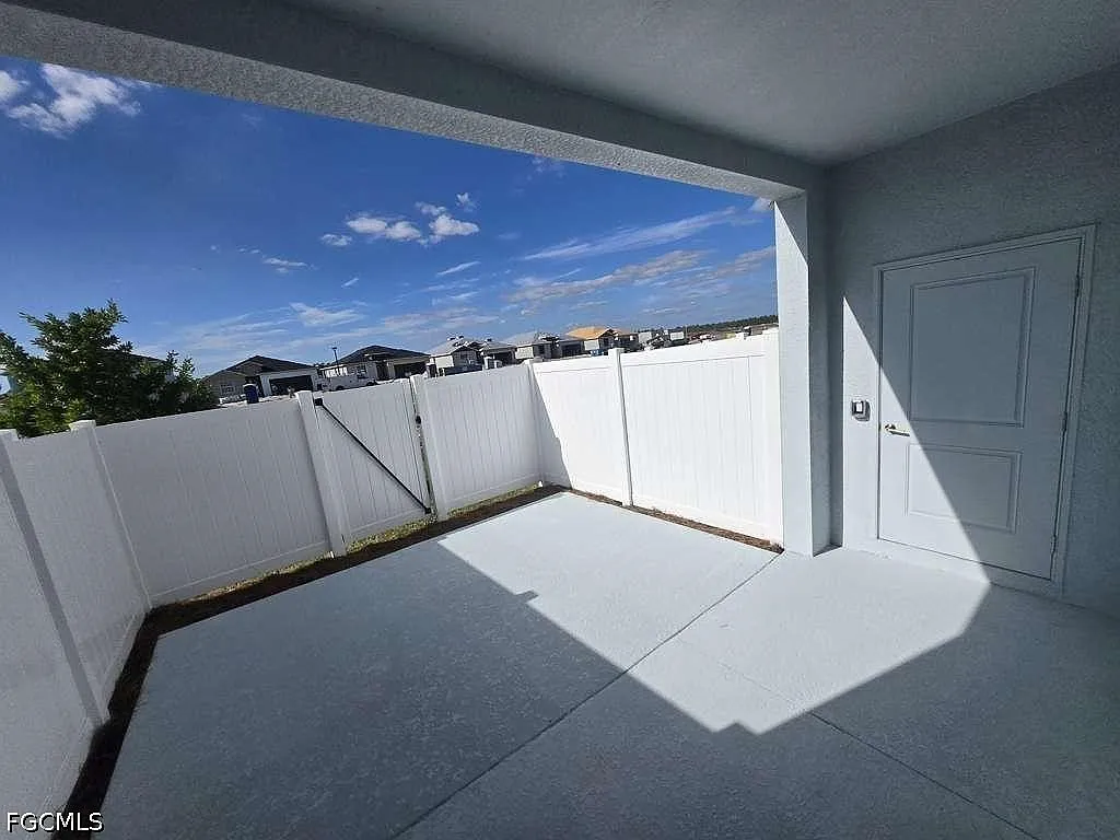 3 bed, 2.5 bath, 1879 sqft, $2,200 — Photo 4
