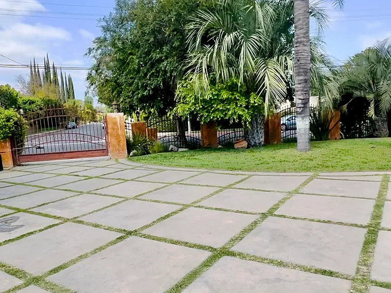 5136 Woodley Ave — Photo 5