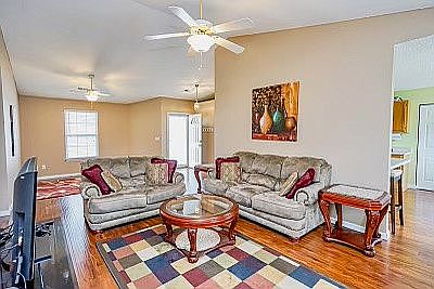 3rd image of 206 E Bushy Hill Dr
