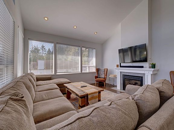 2nd image of 825 Bayview Heights Rd