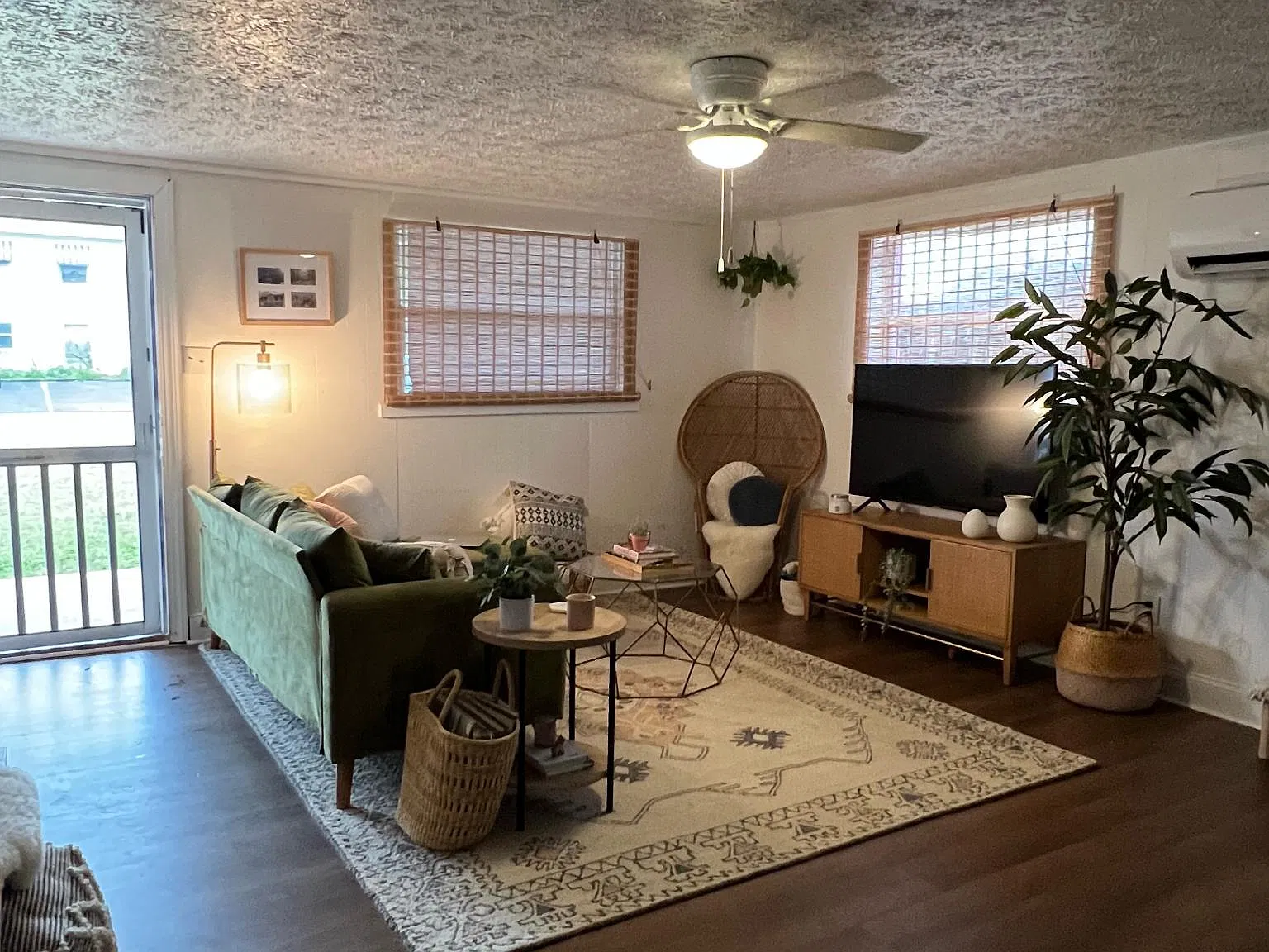 2 bed, 890 sqft, $2,250 — Photo 2