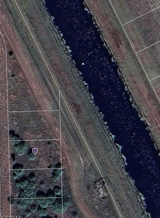 2nd image of 1313 Garrett Ln