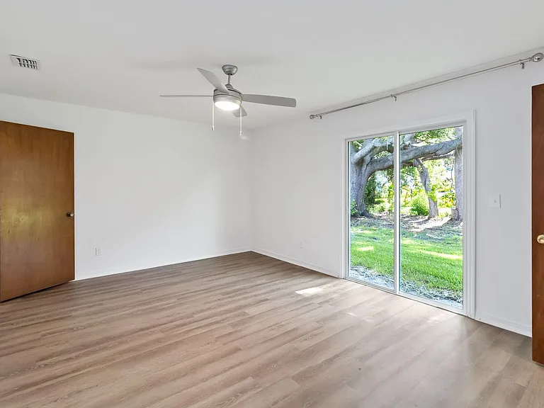 225 Montana Ave — Photo 8